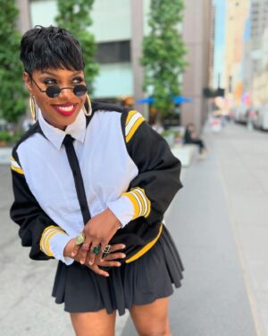 Ta'Rhonda Jones Instagram - BIG BOSS LIVING ….. call me BBL Drizzy 💪🏿

Hair: @oluchizelda 
Outfit: @shopakira 
This Kewchie: HIS 😎