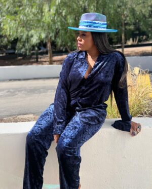 Ta'Rhonda Jones Instagram - Tonight’s look on #TheNeverEverMets is brought to you by my favorite peeps! 🙌🏿✨🙌🏿✨
Styled by: @ashleyseanthomas 🧵
Makeup by: @tiaonmakeup 💄
Crown: @dandykingzman 🎩

#TvshowHost #Host #Actress #Actor #looks #Crown