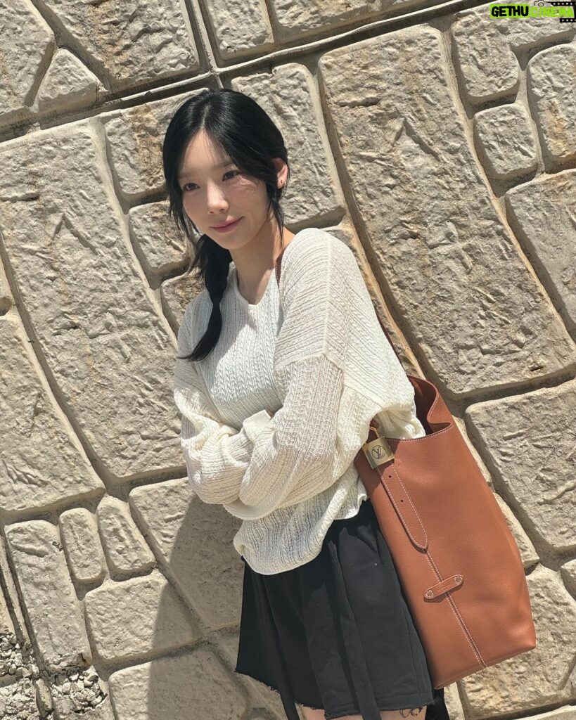 Taeyeon Instagram - #광고 #LVLowKeyHobo @LouisVuitton