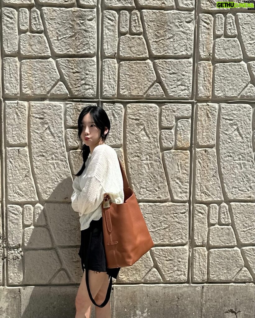 Taeyeon Instagram - #광고 #LVLowKeyHobo @LouisVuitton