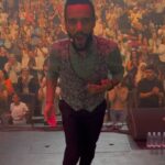 Taliss Instagram - هادي هي أجواء آخر عرض لإيموغاجي فالجولة الصيفية🔥شكرًا لجميع الجماهير المغربية على حبكم❤️ ولنا لقاء قريبا عاوتاني😉✌️ا شكرًا لجميع الفنانين والفريق التقني والفني واللوجيستيكي على مجهوداتكم الجبارة💪 وشكر كبير لوزارة الثقافة وجميع موظفيها وعلى رأسهم السيد الوزير المهدي بنسعيد✌️ا @humourajiofficiel @mjccgov @mmbensaid