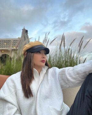 Tamara Bleszynski Instagram - One of my fav quote:

In a world
full of
temporary things

you are
a perpetual 
feeling.

Sanober Khan.

Nitey day 🤍

TBlz