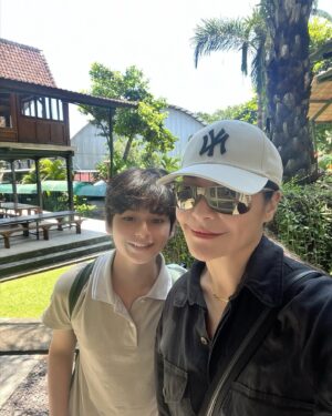 Tamara Bleszynski Instagram - Selamat yah anakku sayang @kenzoulionofficial Mommy bangga banget dengan semangat belajarmu 📚📖

Today’s Student-Led Conference 👨🏻‍🎓