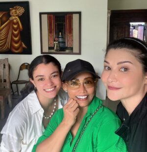 Tamara Bleszynski Instagram - Thank you for today Mba @ratihoorbeek sayang & Nabila sdh mampir ke @tehmanisbali 🙏♥️

Dan 

Sesuai janjiku hari Ini utk membantu promosikan 10 usaha teman2. Silahkan liat IG storyku bagus2 produknya 🥰 Ayo teman2 silahkan diorder 🤗

@andi.ferial 
@dwitakitchenbali
@snapclean_badung 
@mocheese.naan
@wahdaa17
@halimah_ny_ridwan
@kaos.mbo.jogja
@hayundaibali_ya 
@desainno_interior 
@ratno_pirlo
