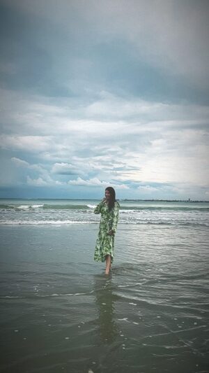 Tamara Bleszynski Instagram - Kalau kamu nyebut Laut.

Ya aku…

Hadir 💚