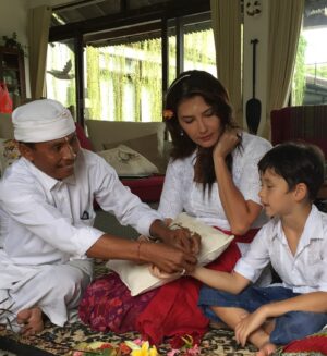 Tamara Bleszynski Instagram - Matur Suksma atas semua kebaikannya. 

Selalu akan kami ingat. Rahayu selalu.

♥️ forever,

Tamara & Kenzou