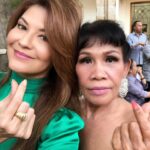 Tamara Bleszynski Instagram - Dibalik Wanita/Perempuan Kuat ada Wanita/Perempuan HEBAT. Yesss… Harap di baca lagi. Ketika aku harus bolak balik mengurus perkara karena Ego Maskulin seseorang yg Rakusnya ga kelar2, Aku harus meninggalkan pekerjaanku..meninggalkan anakku. Pada saat Duniaku jungkir balik, Justru Perempuan/Wanita lah yang membantuku dengan Ikhlas. Membantuku agar Warung tetap berjalan, Anakku pun di jagain dengan sepenuh hati. Sebagai single Mother…aku sangat bersyukur. Itulah hebatnya ketika Wanita/Perempuan BERSATU…kita saling MEMBANTU. Terima kasih Ida Tanjung sayang atas Kasihnya ♥️ Yesss…ku ulang yahhhh.. Dibalik Wanita/Perempuan Kuat ada Wanita/Perempuan HEBAT ~ TBlz