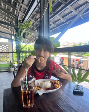 Tamara Bleszynski Instagram - Pagi2 aku cari Kenzou @kenzoulionofficial ternyata dia dah ada di TEH MANIS lagi makan. 😁

Kan…Benar kataku, kalau suka sama anak2ku syaratnya harus bisa Masak! 

Kayak Ibunya 🥰😘