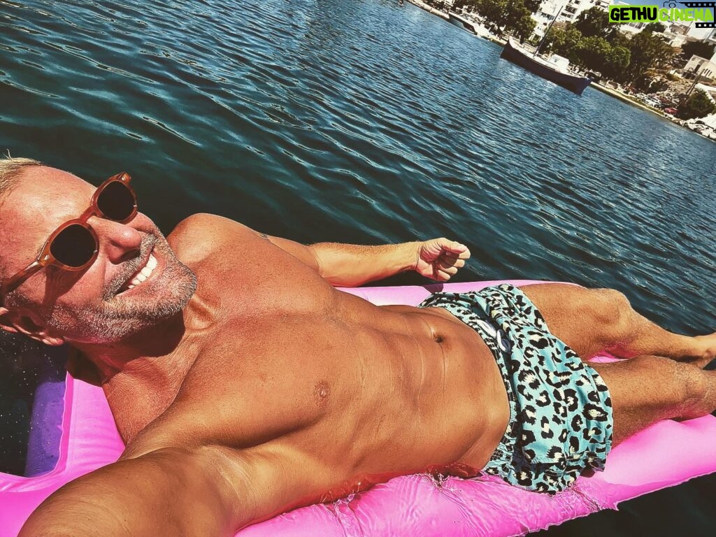 Tamer Hagras Instagram - Life is pink… الحياه بقي لونها بمبي😍 ‎الحمدلله 🤲🏽 #hagrastravels #tamerhagras #hagras #actor #تامرهجرس #هجرس #هجرس_تراڤلز