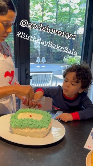 Tamron Hall Instagram - Moses and Mama joining @godslovenyc#birthdaybakesale ♥️ 

@godslovenyc  bakes a cake just like this one for every one of their clients, caregivers, and children who are part of the program. 🎂🎂🎂🎂🎂🎂🎂🎂🎂🎂

It’s a piece of cake for you to join us and make someone’s birthday special. @glwd.org/bakesale! Link in the bio