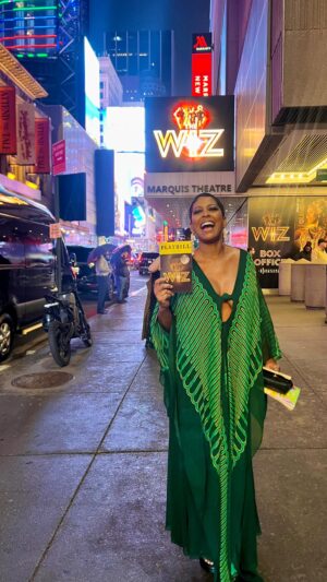 Tamron Hall Instagram - Each version of “The Wiz” holds a special place in my heart. Last night we celebrated, laughed, sat on the edge of our seats for the entire show  The cast, the music, the director, the writing, the dancers, THE WIZ on broadway is a MUST see @thewizbway. 💚 One complaint,  I didn’t want it to end 🙌🏾