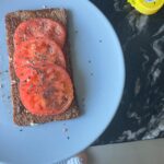Tania Llasera Instagram - Esta soy yo intentando #crearcontendido mientras como y vivo. Real. #midesayunodehoy que estoy masticando right here right now. #vivirycrear @marmite #breakie #MadeInSpain