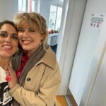 Tania Llasera Instagram - Ayer me dieron el mayor cumplido que jamás me han dado y me han dado muchos. Eres una mujer con la rara habilidad de saber ensalzar a otras mujeres. Wow. Impresionada y contenta de que alguien lo sienta así. Mis amigas son mis casa, cuando me pierdo me encuentro en ellas. La vuelta de semana santa ha estado marcada por la necesidad de nutrir mis relaciones afectivas y estoy llena de gratitud por la variedad de amigas que tengo, incluso por aquí sois también AmIGas. En estas fotos solo hay algunas de mis personas favoritas. Faltan tb algunas que no veo hace rato y me llenan incluso viéndolas poco. Os quiero friends. Gracias amigas. #amigasquesontesoros y se me ha colado mi padre tb jajaja te quiero aita. Xx 💋 #nutrir #gratitud #tribuchachi