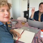 Tania Llasera Instagram - Ayer me dieron el mayor cumplido que jamás me han dado y me han dado muchos. Eres una mujer con la rara habilidad de saber ensalzar a otras mujeres. Wow. Impresionada y contenta de que alguien lo sienta así. Mis amigas son mis casa, cuando me pierdo me encuentro en ellas. La vuelta de semana santa ha estado marcada por la necesidad de nutrir mis relaciones afectivas y estoy llena de gratitud por la variedad de amigas que tengo, incluso por aquí sois también AmIGas. En estas fotos solo hay algunas de mis personas favoritas. Faltan tb algunas que no veo hace rato y me llenan incluso viéndolas poco. Os quiero friends. Gracias amigas. #amigasquesontesoros y se me ha colado mi padre tb jajaja te quiero aita. Xx 💋 #nutrir #gratitud #tribuchachi