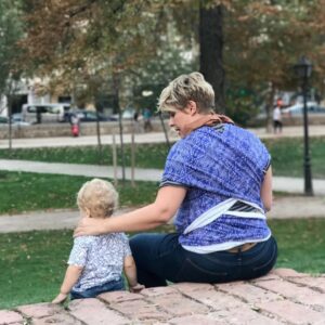 Tania Llasera Instagram - Que fácil es ser madre cuando no lo eres todavía. Y que duro es buscar la maternidad y que no llegue. La maternidad poco tiene de fácil y punto. A mi se me llenaba la boca de teoría y luego, luego vino la práctica y la teoría se fue por la ventana. Desde que soy madre, respeto y admiro el doble a la mía y a todas mis compañeras. Somos tanto, que no cabe en un post y lo sabemos. A todas las madres: todo el trabajo, el amor y la energía que invertimos cada día, no desaparece; se transforma. A más amor, mejores personitas estamos esculpiendo. No solo damos vida, también invertimos en el futuro. Recordémoslo cuando estemos llenas de culpa, sonriamos y disfrutemos de la maternidad si nos dejan: riámonos y bebamos un vino juntas, compartiendo las luces y las sombras que tienen ser mamá hoy en día. Que a veces hacer tribu es de lo poco que nos mantiene cuerdas, de lo poco que facilita ser madre, es no sentirte sola. Feliz día de la madre compañeras, y abuelas. Happy mothers day y’all 💙 #DiadelaMadre