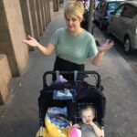 Tania Llasera Instagram - Que fácil es ser madre cuando no lo eres todavía. Y que duro es buscar la maternidad y que no llegue. La maternidad poco tiene de fácil y punto. A mi se me llenaba la boca de teoría y luego, luego vino la práctica y la teoría se fue por la ventana. Desde que soy madre, respeto y admiro el doble a la mía y a todas mis compañeras. Somos tanto, que no cabe en un post y lo sabemos. A todas las madres: todo el trabajo, el amor y la energía que invertimos cada día, no desaparece; se transforma. A más amor, mejores personitas estamos esculpiendo. No solo damos vida, también invertimos en el futuro. Recordémoslo cuando estemos llenas de culpa, sonriamos y disfrutemos de la maternidad si nos dejan: riámonos y bebamos un vino juntas, compartiendo las luces y las sombras que tienen ser mamá hoy en día. Que a veces hacer tribu es de lo poco que nos mantiene cuerdas, de lo poco que facilita ser madre, es no sentirte sola. Feliz día de la madre compañeras, y abuelas. Happy mothers day y’all 💙 #DiadelaMadre