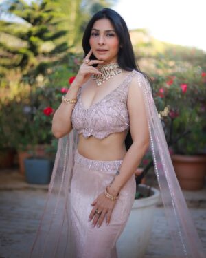Tanishaa Mukerji Instagram - Sochti hoon ki keh doon …. Dekhti hoon toh… khamosh rehti hoon! 

Stylist - @parikshaat
Outfit - @mansimalhotraofficial
Jewellery - @gehnajewellers1
Photographer - @mr_dhoka.ai