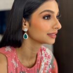 Tanishaa Mukerji Instagram - Hues of Peach….. In frame @tanishaamukerji Agency @tapnrise Makeup @manudheeraj_makeupartist Hair @parvatisingh77 #celebrity #makeupartist #manudheerajmakeupartist #bollywood #press #media #makeup #mumbai #film #movie #trend #trendingreels #reels #reelitfeelit #beauty #explorepage #weddinginspiration #peach #softmakeup #glammakeup #nofilter #candid #viral #outfit #diamond #hair #hairstylist #actor