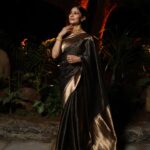 Tanishaa Mukerji Instagram - The stunning @tanishaamukerji looks elegant in a black and gold saree 💫 Stylist - @parikshaat Saree - @designsbymitanghosh Jewelley - @gehnajewellers1 Photographer- @mr_cam_era #TanishaMukerji #StyleFile #IndianWear #Saree #BlackAndGold #Fashionista #BollywoodBeauty