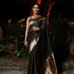 Tanishaa Mukerji Instagram - The stunning @tanishaamukerji looks elegant in a black and gold saree 💫 Stylist - @parikshaat Saree - @designsbymitanghosh Jewelley - @gehnajewellers1 Photographer- @mr_cam_era #TanishaMukerji #StyleFile #IndianWear #Saree #BlackAndGold #Fashionista #BollywoodBeauty