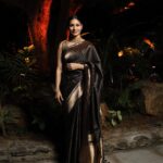 Tanishaa Mukerji Instagram - The stunning @tanishaamukerji looks elegant in a black and gold saree 💫 Stylist - @parikshaat Saree - @designsbymitanghosh Jewelley - @gehnajewellers1 Photographer- @mr_cam_era #TanishaMukerji #StyleFile #IndianWear #Saree #BlackAndGold #Fashionista #BollywoodBeauty