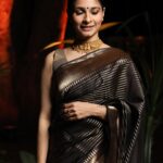 Tanishaa Mukerji Instagram - The stunning @tanishaamukerji looks elegant in a black and gold saree 💫 Stylist - @parikshaat Saree - @designsbymitanghosh Jewelley - @gehnajewellers1 Photographer- @mr_cam_era #TanishaMukerji #StyleFile #IndianWear #Saree #BlackAndGold #Fashionista #BollywoodBeauty