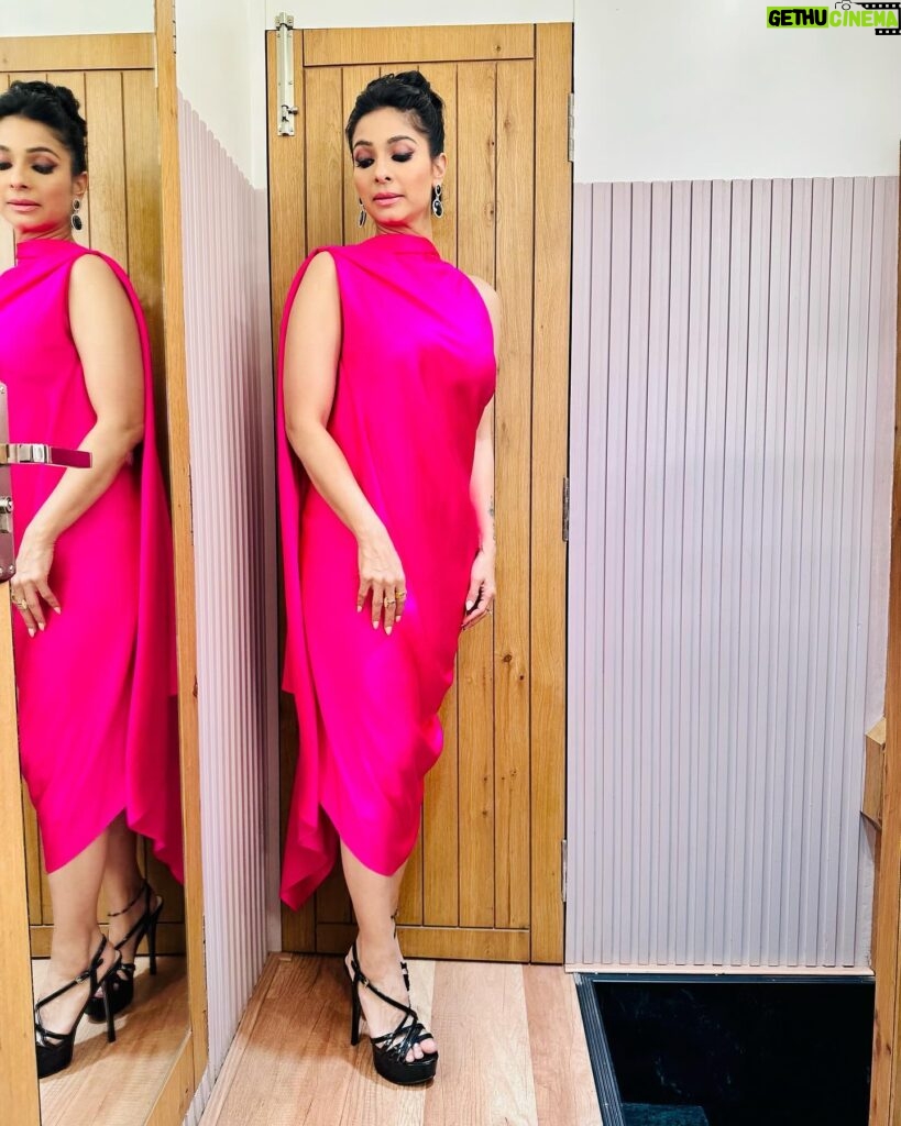 Tanishaa Mukerji Instagram - Oye Hoye! She’s sooo high above me she’s so lovely she’s so Pink she’s me ! ☺️😉💗 Dress @jamesferreiralabel #makeup @digambar103