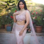Tanishaa Mukerji Instagram - Sochti hoon ki keh doon …. Dekhti hoon toh… khamosh rehti hoon! Stylist - @parikshaat Outfit - @mansimalhotraofficial Jewellery - @gehnajewellers1 Photographer - @mr_dhoka.ai