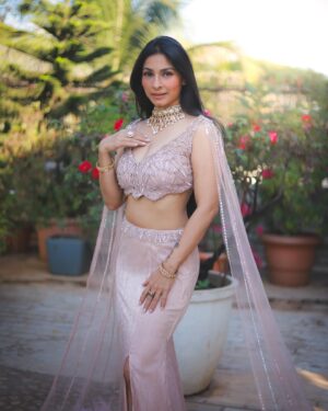 Tanishaa Mukerji Instagram - Sochti hoon ki keh doon …. Dekhti hoon toh… khamosh rehti hoon! 

Stylist - @parikshaat
Outfit - @mansimalhotraofficial
Jewellery - @gehnajewellers1
Photographer - @mr_dhoka.ai