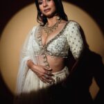 Tanishaa Mukerji Instagram - A perfect combination of sun and moonlight @tanishaamukerji 💫 Stylist - @parikshaat Outfit - @bindaniofficial Jewelry - @gehnajewellers1 Photographer - @wadhwaniyaash #tanishamukherjee #styledbyparikshaat #indianwear #fashionshoot #mumbai #instalove #2024