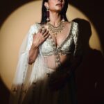 Tanishaa Mukerji Instagram - A perfect combination of sun and moonlight @tanishaamukerji 💫 Stylist - @parikshaat Outfit - @bindaniofficial Jewelry - @gehnajewellers1 Photographer - @wadhwaniyaash #tanishamukherjee #styledbyparikshaat #indianwear #fashionshoot #mumbai #instalove #2024