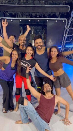Tanishaa Mukerji Instagram - Hamara #JhalakDikhhlaJaa ka parivaar 🤍

#SRC #Sreeramachandra #TanishaaMukherji 
#SonyEntertainmentTelevision