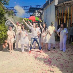 Tanishaa Mukerji Instagram - Holi Ho toh Aisi 🌈🌈🌈
#holi #festival #jhalakdikhlajaa #family #dance