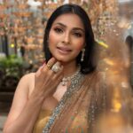 Tanishaa Mukerji Instagram - I always say that when the lens looks at the subject with love …that’s what makes the subject beautiful. @makeupbyrishabk ❤️ it is the eye of the photographer! Styling @parikshaat Saree @manishmalhotra05 Jewellery @gehnajewellers1