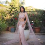 Tanishaa Mukerji Instagram - Sochti hoon ki keh doon …. Dekhti hoon toh… khamosh rehti hoon! Stylist - @parikshaat Outfit - @mansimalhotraofficial Jewellery - @gehnajewellers1 Photographer - @mr_dhoka.ai