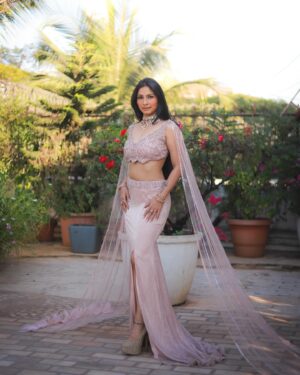 Tanishaa Mukerji Instagram - Sochti hoon ki keh doon …. Dekhti hoon toh… khamosh rehti hoon! 

Stylist - @parikshaat
Outfit - @mansimalhotraofficial
Jewellery - @gehnajewellers1
Photographer - @mr_dhoka.ai