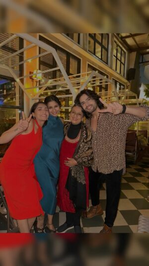 Tanishaa Mukerji Instagram - Tanisha’s Birthday Bash !!! 🎉🎉 What an amazing evening!! Happy Birthday Again @tanishaamukerji #tanuja aunty Star of the evening ♥️♥️♥️
#tanishamukherjee #jhalakdikhlajaa #family #tanujamukherjee #tarunraj #tarunshivani #manisharani #shivthakre9 #birthdaygirl