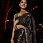 Tanishaa Mukerji Instagram - The stunning @tanishaamukerji looks elegant in a black and gold saree 💫 Stylist - @parikshaat Saree - @designsbymitanghosh Jewelley - @gehnajewellers1 Photographer- @mr_cam_era #TanishaMukerji #StyleFile #IndianWear #Saree #BlackAndGold #Fashionista #BollywoodBeauty