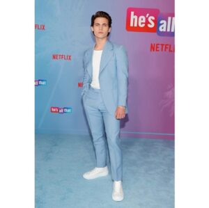 Tanner Buchanan Instagram - Who’s watching He’s All That on Netflix?!?!?!
Stylist: @avoyermagyan 
Grooming: @sonialeeartistry 
Suit: @versace 
Jewelry: @davidyurman