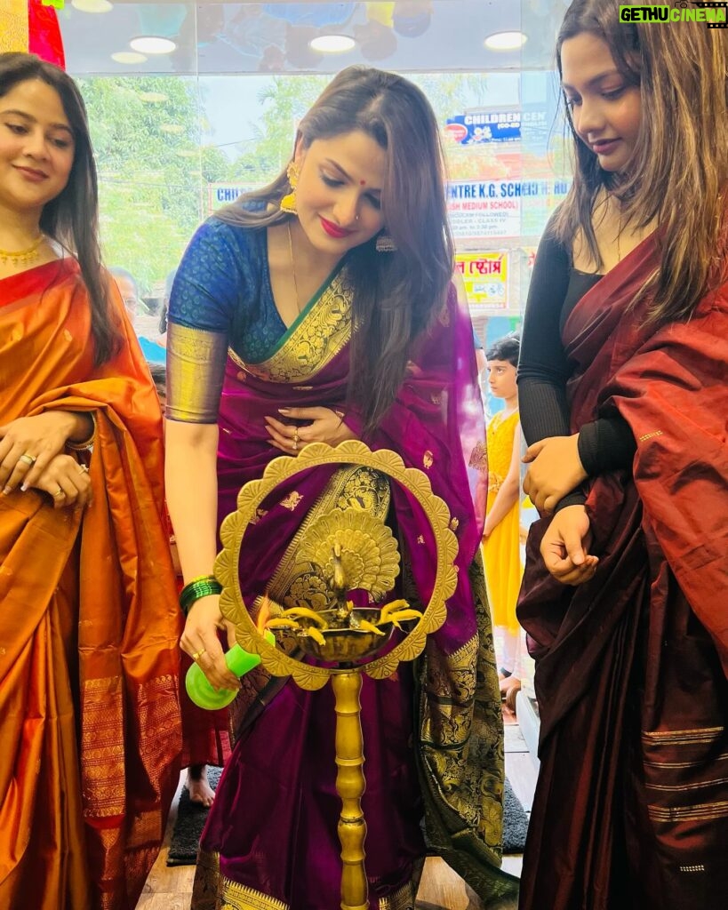 Tanushree Chakraborty Instagram - Happy Saraswati puja.. 🥰🙏 @rudra_saha_official @nandiniajker @decalogue_mgmt
