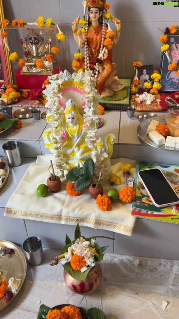 Tanushree Chakraborty Instagram - Today with the blessing of Maa Saraswati, Maira completed another milestone.. it’s her ‘Haate Khori’ time.. May God bless her with all the success in her life ahead 🙏🕉️ #saraswatipuja2024 #haatekhori #familytime #learningforlife