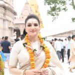 Tanushree Chakraborty Instagram - Lost in the serenity of Kashi Vishwanath 🙏 #divinejourney #KashiVishwanath #Varanasi #HarHarMahadev #Jyotirlinga