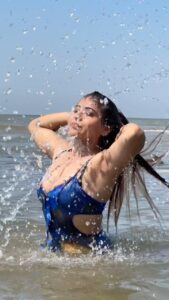 Tanya Chaudhari Instagram - Ye Chand Sa Roshan Chehra 🥰 . . . . 👗 @newme.asia 📸 @faizialiphotography 💄 @makeup_asfaque 💇🏻‍♀️ @parvatisingh77 . . . . #dingdong #lovedose #slowmotion #trendingreels #trending #explore #waterlust #mermaid #tanyachaudhari