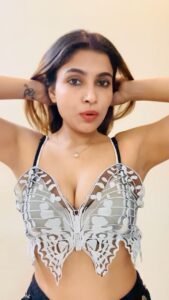 Tanya Chaudhari Instagram - Hmmmm khule baal ya bandhe hue 🤷🏻‍♀️ Comment karke batao jaldi se 😘 . . . . . #originalcontent #openhair #tiedhair #confused #whattodo #trendingreels #reelkarofeelkaro #tanyachaudhari
