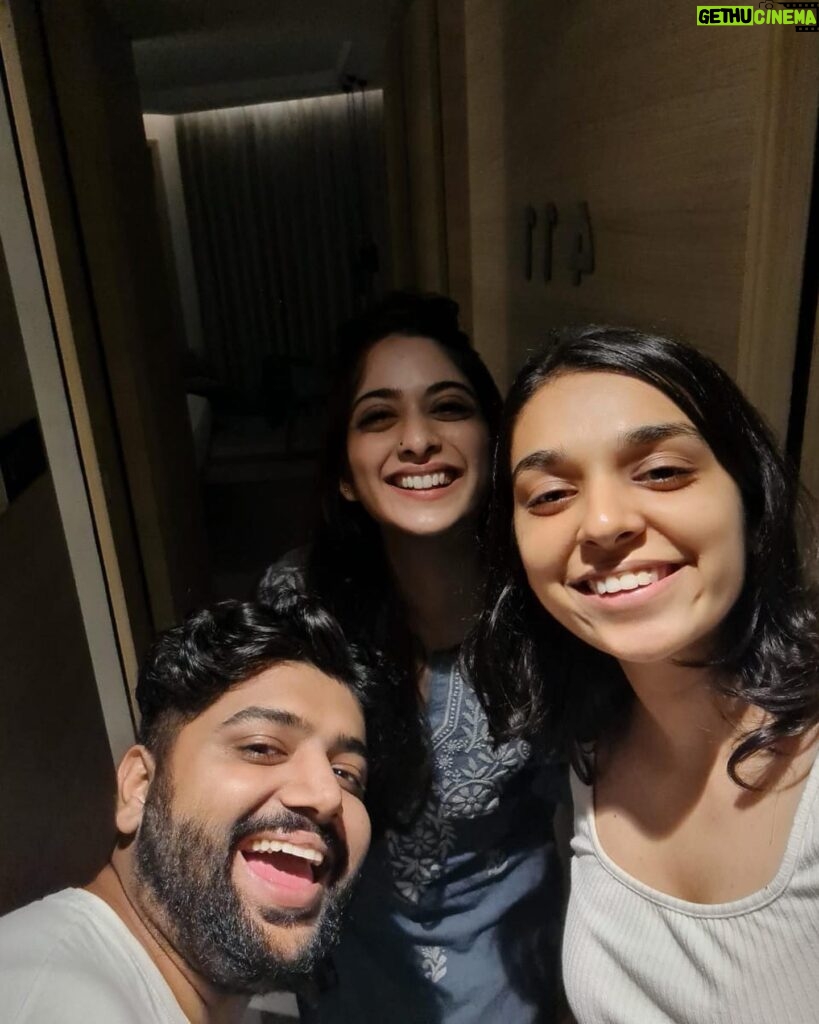Tanya Maniktala Instagram - A little appreciation/thank you post for the most beautiful people I have the honour of now calling my family and also my ‘PIPA Gang’ (if you know you know) When I say I am in awe of these people, I mean I don’t understand how I got so lucky to have met them and can never thank whoever decided that our paths should cross enough. I had been a fan of @sethkavita before I even knew who the name was behind this moving voice I had heard in ‘Iktara’ and since then the admiration only grew. Then came ‘Airee Sakhi’ aur bas phir @seth_kanishk and @sethkavita became forever favourite artists! Until I met them in the most random situation and they became more than just artists but just forever favourites instead. Now coming to the person who has been the silent orchestrator in all of this - @ayushi_es. When I say ‘soul connection ’ I mean her. Ever since I have met her I haven’t stopped raving about her! My closest ones have now heard this sentence - ‘You need to meet @ayushi_es‘, atleast thrice in every conversation. I don’t think there has been a day when I haven’t talked about you or thought about you @ayushi_es. You will always hold a special place in my heart and if I were to say to say I had a soul sister it would be you (I mean every word of it :)) When #SaanwareAijaiyo released I had my friends and family calling me up to tell me how happy they were for me because they knew how special these people have been to me and this meant so much to me because it was about THEM! So, thank you @sethkavita @seth_kanishk @ayushi_es for making me a part of this journey with #saanwareaijaiyo. A composition as beautiful as these people! Also huge huge shoutout to @nands10 @shikhaaa_sharma and the entire team! From the ideation to the execution and the end product! Uff! Big fan!! Thank you for all of it! And @_katsuaki congratulations!! Thank you for being a part of it :) So, here’s to music and people worth celebrating ✨ And if you haven’t already, please do checkout the most recent release by @seth_kanishk @sethkavita - Saanware Aijaiyo Also the last picture is a showcase of how patiently @sethkavita deals with me when I am throwing a tantrum (: K, I am done.
