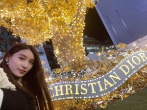 Tao Tsuchiya Instagram - .
今日はクリスマスイブ✨🎄✨
母方の祖母の家がクリスチャンだからか
毎年、少しだけ特別な思いをもって過ごしてきた日です🌟
今年はライフステージが変化して
家族との時間の過ごし方も変わりましたが
クリスマスが思い出深い時間になることは
変わらないような気がします😊
願わくば世界中の子どもさんたちが
明日の朝を心から楽しみにするクリスマスイブでありますよう🎅🎁🍀
Best wishes to you and your family during this holiday season.🌟
.
ディオール　ホリデーポップアップは
いよいよ明日までとなりました🦋✨️✨️
お招きいただいた時の写真は昨日に載せてしまって
今日の写真はプライベートで行った時のもの💡
スタッフの方々にいろいろお話を伺って
ステッチひとつとっても
歴史や想いが込められていることを知り
ものすごく感動しました😌✨️✨️
またいつか魔法の場所に出会えますように🕊🍀✨️