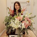 Tao Tsuchiya Instagram - . 今日は一の酉✨️ そして 一粒万倍日でもありました😊 毎年、花園神社におまいりしていますが 今年も無事におまいりすることが出来て 本当に良かった…！ . 今年は二の酉までしかないせいか、 それともコロナ禍を経たからか、 ものすごい人でした😳 でも 嬉しかったな…すごく😊✨️✨️✨️ やっと何かが戻ってきた気がして…🥺 . 花園神社は新宿のビル街の真ん中にありますが 境内の木々はすごく大きくて、 この木は時代を超えて いくつもの酉の市を見守ってきたのかなと思うと、 なんだか胸がいっぱいになります😌 . 切り山椒というお菓子が名物ですが 今日は買えなかったので、次は必ず買おう💡 . 載せた写真は昨日と同じお花なのですが 私が一緒に写っているものもあったので 酉の市の夜に😌🙏✨️ . 本当に急に肌寒くなりました💦 どうか気温差に気をつけて、 あたたかくして過ごしてくださいね🙏🙏🙏