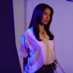 Tao Tsuchiya Instagram – .
桃の節句の日曜日、
どんなふうに過ごされましたか？
私は午後はほとんど
グリーンバッグに囲まれていましたが、
午前中に見た空はおひな祭りにピッタリの青空で
とてもしあわせな気持ちになりました。
でも明日、北陸では春の雷となる予報。
どうか気を付けてください。
.
今日は #映画マッチング が公開されて
2回目の日曜日でもあります。
とてもたくさんの方々が観てくださっているようで、
KADOKAWAさんからも喜びの連絡をいただいたと
マネージャーさんが伝えてくれました。
本当に本当に本当に…ありがとうございます！
.
この写真はポスター撮影での様子。
許可をいただけたらオフショットも載せたいのですが
この写真なら一人だしネタバレにならないから、
まずは御礼の気持ちを込めて…！！！
ポスター撮影は
作品によって撮るタイミングが違うのですが
映画マッチングでは本編撮影中、
かなりつらい時期に行われました。
あらためて見てみると、
自分の顔のような、
そうでないような不思議な雰囲気を感じるのは
輪花として生きていた時期だったからかもしれません。