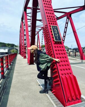 Tao Tsuchiya Instagram - .
こんばんは😊
今日も1日本当に暑かった💦
家の中にいても窓の近くまでいくと
外から暑さが滲んでくるように感じました😱
夜は少しでもゆっくりしてください🙏💦
.
朝の続きで
夏休みシリーズの能登篇を🌻
朝は魔女姫さまになりましたが
今回は「まれ」のオープニングで使われた
大きなケーキと一緒に🎂
.
このケーキ、正面からの姿は
オープニングで見慣れていたのですが
横から見ると
食材がたくさん使われているのが分かるんです💡
美味しいものの多い能登らしいケーキだなと
あらためて思います🍰
.
この「いろは橋」は
「まれ」オンエアのあと補修され、
もともと輪島塗をイメージした赤が
さらに美しくなりました✨️
「いろは橋」の近くには
「輪島ドラマ記念館」があって
「まれ」で使われたロケセットなどが
展示されているのですが、
なんと入場無料😳✨️
なのでぜひ、あと少しの夏やこれからの秋、
どこに行こうかな？と考えているかたは
能登に遊びに来て下さい🥰💕✨️
.
なんだか「まれ」の話をしていると
能登に住んでいるような気持ちになってくるので
不思議です😆✨️
.
奇しくも今は輪島大祭の頃✨️
素晴らしい時間となりますように😌🙏✨️