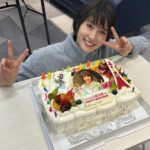 Tao Tsuchiya Instagram – .
今日、2024年2月3日、
29歳になることが出来ました…！！！
.
TAOHANIメンバー始め応援してくださる方々、
スタッフさんがた、
友人たち、家族…
本当にたくさんの方々に支えられて
なんと29歳の今、
女優として生きることが出来ています。
.
最近は女優という言葉を使わず
俳優や役者や表現者という言葉が
選ばれることが多いのですが、
私はちょうど10年前の今頃、
ドラマ『今夜は心だけ抱いて』に出演して
自分のお母さんと入れ替わる役を演じた時に、
女性だからこその演技、表現があるのだなと
すごく痛感したんです。
.
平等ではないからこその、
平等であるべきだからこその、『女優』という感覚。
身体の性別とは別の、
自分の心を見つめた時の『女優』という言葉が持つ
なんともいえない、せつないような不思議な響きを、
時代のなかでは
使われなくなっていく言葉かもしれないけれど
心のなかでは
これからも大切にしてみたいなと思っています。
.
なんとなんと、
#Netflix でのドラマ
『 #今際の国のアリス #シーズン3 』の現場で
お祝いしていただきました…！！！
.
サプライズがサプライズ過ぎた…
アナウンスの声が
本当にゲームの始まりの声だったので
知らないゲームが始まっちゃって
台本をチェックし忘れたのか
本当に今際の国に皆で来ちゃったのかと
ものすごくビックリしました…！
みんなすごく忙しいはずなのに
こんなに素敵な時間を
本当に本当に本当にありがとうございます！！！
.
写真とか動画、まだあるのですが
ちょいとネタバレになってしまうので…
配信が始まったら
感謝と一緒にあらためて載せますね！
.
今日の夕方には
TAOHANIメンバーの方々のなかでの
さらに限定ではあるのですが、
配信でお会いすることが出来ます。
そのときを楽しみに踏ん張ります！
.
これからも
一緒に歩むことが出来ますように…！